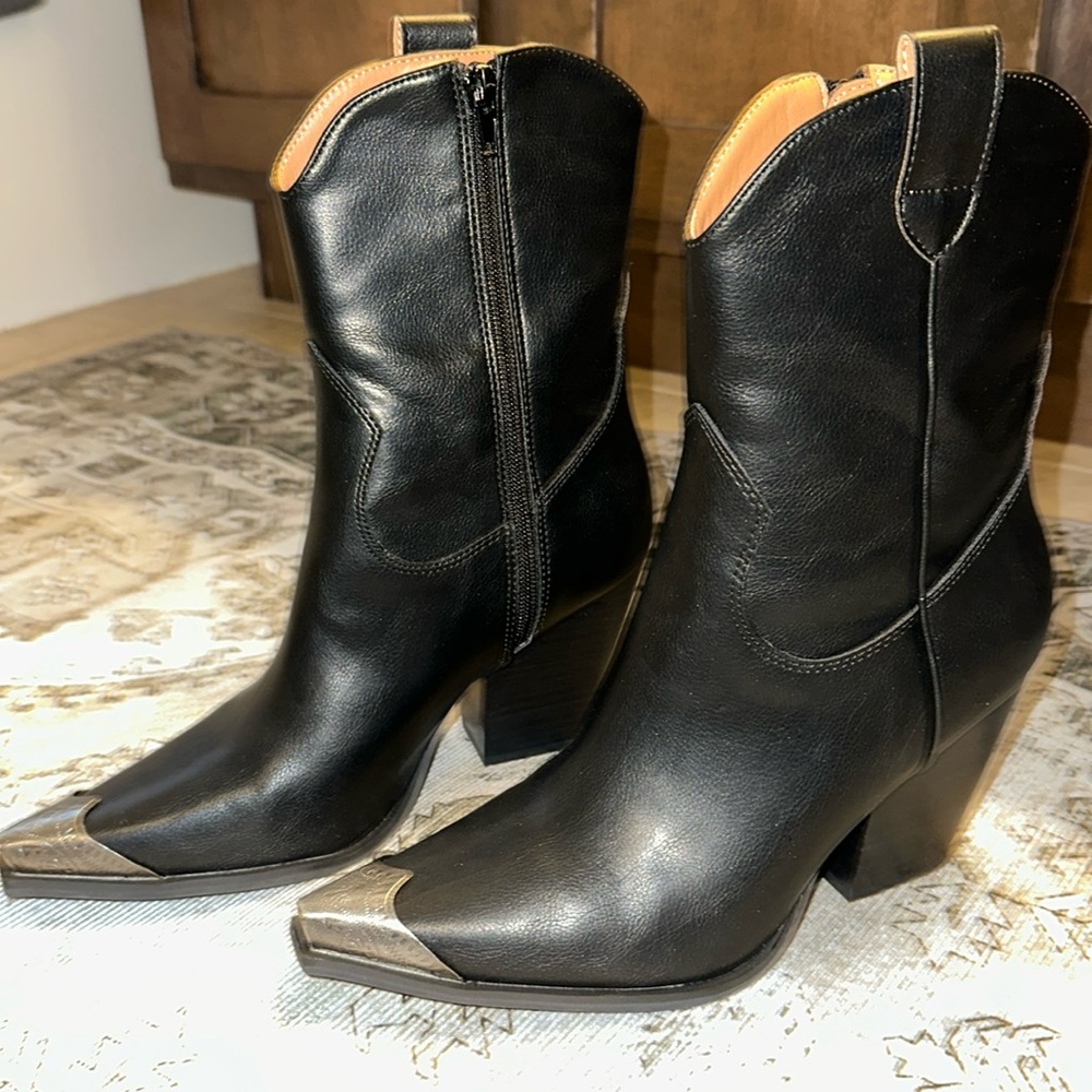 Black cowboy boots wth silver toe point